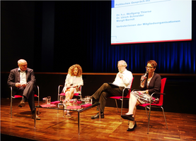 Von links nach rechts: Dr. Ulrich Schneider (Hauptgeschäftsführer Paritätischer Gesamtverband), Sybille Giel, Dr. Wolfgang Thierse (Bundestagspräsident a.D.) und Margit Berndl (Vorstand Verbands- und Sozialpolitik) sitzen auf der Bühne. Margit Berndl redet.