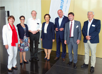 Von links nach rechts: Christa Weigl-Schneider (Vorsitzende des Verbandsrats), Margit Berndl (Vorstand Verbands- und Sozialpolitik), Dr. Wolfgang Thierse (Bundestagspräsident a.D.), Emilia Müller (Staatsministerin für Arbeit und Soziales, Familie und Integration), Dr. Ulrich Schneider (Hauptgeschäftsführer Paritätischer Gesamtverband),  Andreas Kemmelmeyer (Erster Bürgermeister Unterföhring), Peter Schimpf (Vorstand Wirtschaft und Finanzen)